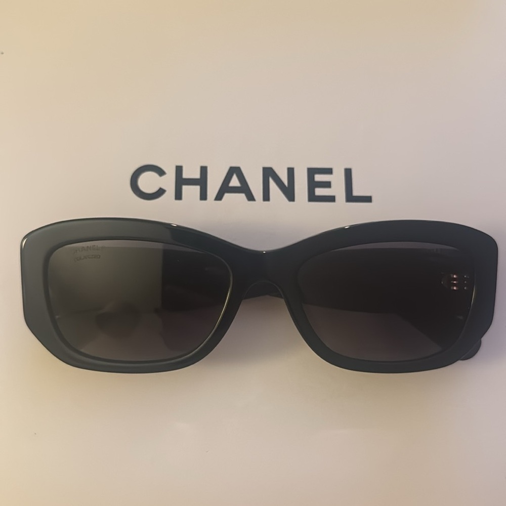 CHANEL Rectangle Sunglasses black. Never worn. Boxes&case included.